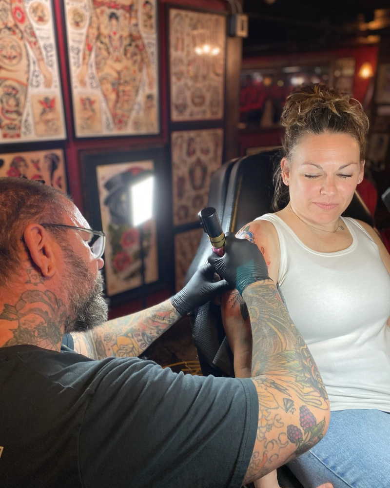 Tatoueur au travail